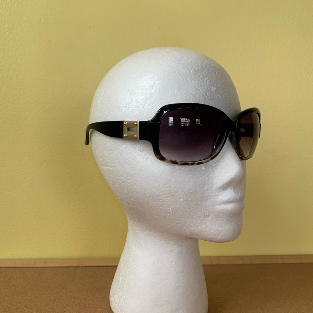 Tommy Hilfiger designer cheetah bold sunglasses